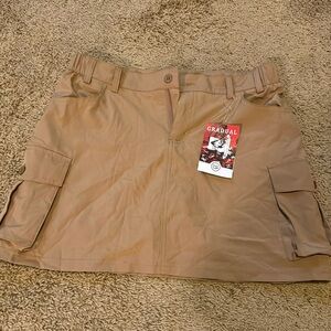 Super cute cargo skirt size medium! Got off amazon just didn’t fit me.